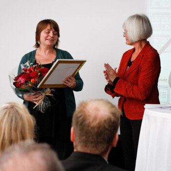 forskning.no vant Forskningrådets formidlingspris for 2010. Her mottar redaktør Nina Kristiansen prisen fra forsknings- og høyere utdanningsminister Tora Aasland (Foto: Marianne Røsvik) forskning.no vant Forskningrådets formidlingspris for 2010. Her mottar redaktør Nina Kristiansen prisen fra forsknings- og høyere utdanningsminister Tora Aasland (Foto: Marianne Røsvik)