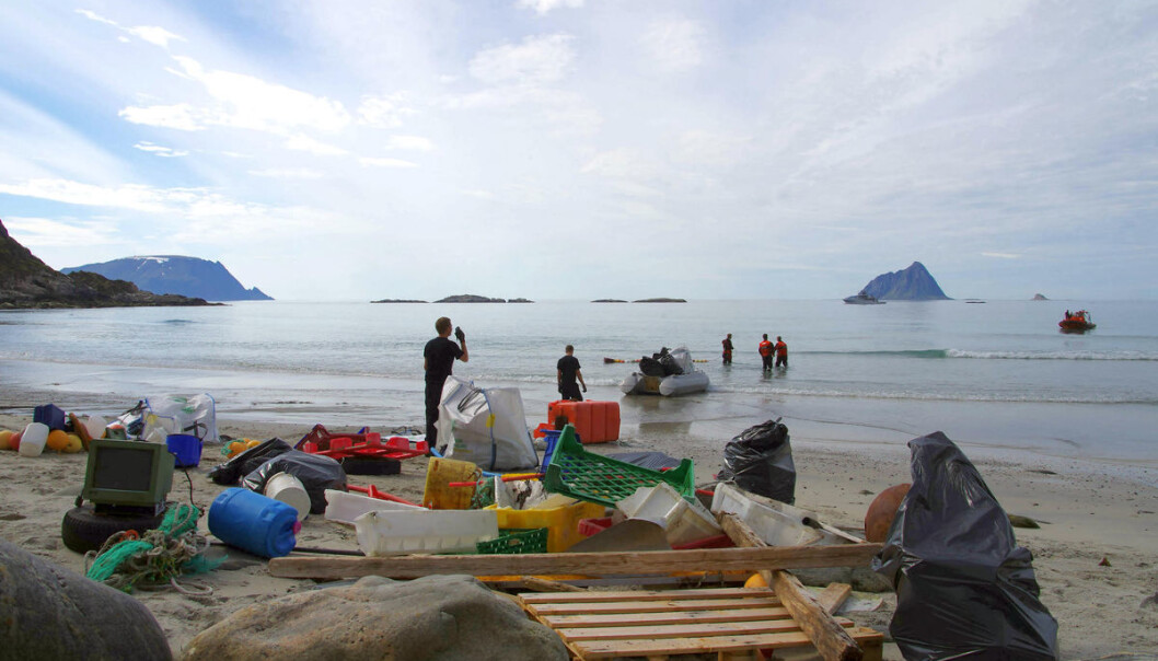 Hvorfor plasten ender i havet er det mange årsaker til. Nå har to forskere tilknyttet Framsenteret sammenstilt forskning som avdekker kunnskapshull omkring plast i Arktis. Bildet er tatt under opprydding av plast langs kysten av Troms. Hvorfor plasten ender i havet er det mange årsaker til. Nå har to forskere tilknyttet Framsenteret sammenstilt forskning som avdekker kunnskapshull omkring plast i Arktis. Bildet er tatt under opprydding av plast langs kysten av Troms.