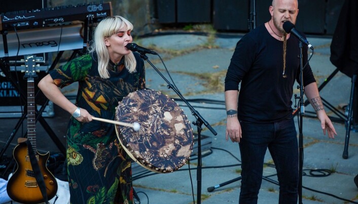 Den færøyske artisten Eivør var med på scena på Moster. Her saman med Einar Selvik. Den færøyske artisten Eivør var med på scena på Moster. Her saman med Einar Selvik.