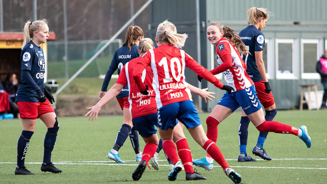 Vilde Hasund og Lyn-laget feirer skåring i kampen mot Røa, 2. november 2019 Vilde Hasund og Lyn-laget feirer skåring i kampen mot Røa, 2. november 2019