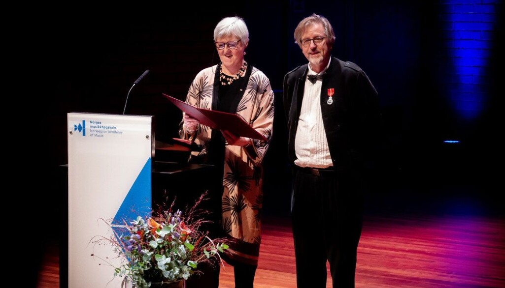 Komponist Lasse Thoresen fikk overrakt medaljen av fylkesmann Valgerd Svarstad Haugland. Komponist Lasse Thoresen fikk overrakt medaljen av fylkesmann Valgerd Svarstad Haugland.