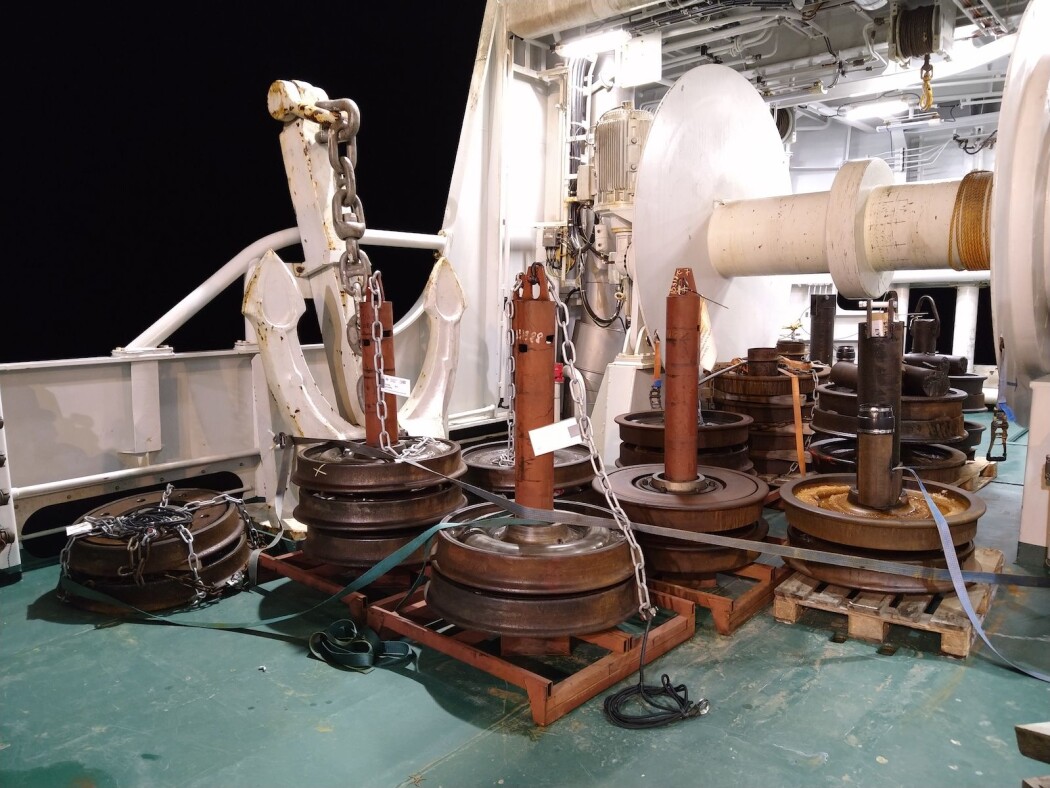 Havforskere bruker gamle tog-hjul for å forankre rigger fulle av vitenskapelige måleinstrumenter på havets bunn. (Foto: Angelika Renner) Havforskere bruker gamle tog-hjul for å forankre rigger fulle av vitenskapelige måleinstrumenter på havets bunn. (Foto: Angelika Renner)