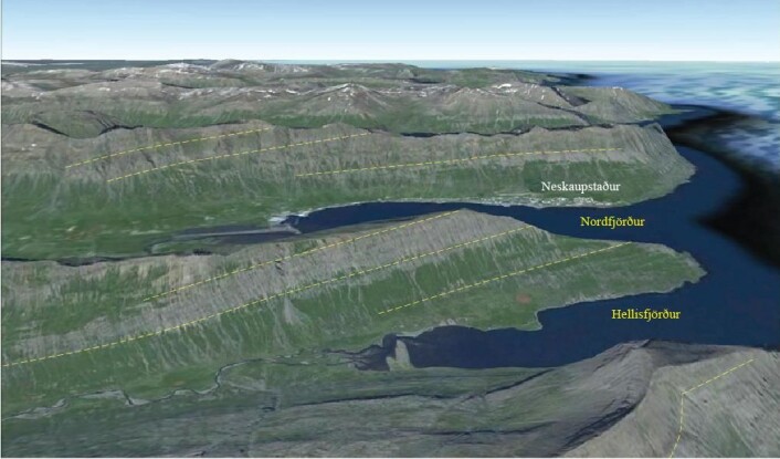 Figur 7. Utsikt mot nord ved Neskaupstaður, lengst øst i Island. Dype fjorder og daler er skåret inn i de ”høyt-flytende” Tertiære lavaplatåene. På grunn av den omfattende innskjæringen av de øvre to km har skorpeplaten lav tetthet. Glasiale erosjonsformer med botner og rygger er lett synlige nederst til høyre. Lavastrømenhetene heller svakt i vestlig retning mot den Nordlige riftsonen utenfor bildeutsnittet. Helningen skyldes nedbøyning av skorpen som følge av innsynkning av den vulkanske lasten som pålagres i riftsonene. Klikk her for større versjon. (Foto: Google Earth) Figur 7. Utsikt mot nord ved Neskaupstaður, lengst øst i Island. Dype fjorder og daler er skåret inn i de ”høyt-flytende” Tertiære lavaplatåene. På grunn av den omfattende innskjæringen av de øvre to km har skorpeplaten lav tetthet. Glasiale erosjonsformer med botner og rygger er lett synlige nederst til høyre. Lavastrømenhetene heller svakt i vestlig retning mot den Nordlige riftsonen utenfor bildeutsnittet. Helningen skyldes nedbøyning av skorpen som følge av innsynkning av den vulkanske lasten som pålagres i riftsonene. Klikk her for større versjon. (Foto: Google Earth)