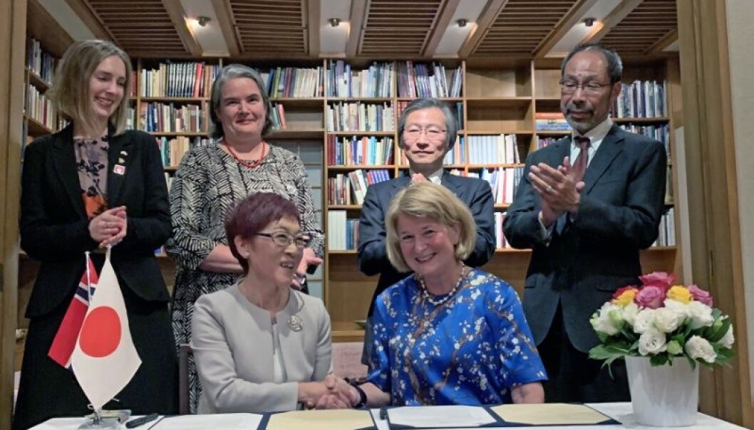 Rektor ved Sokendai, Mariko Hasegawa (foran t.v.) og UiT-rektor Anne Husebekk under signeringen av den nye avtalen. Bak står minister for forskning og høyere utdanning, Iselin Nybø (t.v.), Norges ambassadør til Japan, Inga M.W. Nyhamar, direktør ved det japanske polarinstituttet, Takuji Nakamura og direktør ved Sokendai, Takashi Nagata. Rektor ved Sokendai, Mariko Hasegawa (foran t.v.) og UiT-rektor Anne Husebekk under signeringen av den nye avtalen. Bak står minister for forskning og høyere utdanning, Iselin Nybø (t.v.), Norges ambassadør til Japan, Inga M.W. Nyhamar, direktør ved det japanske polarinstituttet, Takuji Nakamura og direktør ved Sokendai, Takashi Nagata.