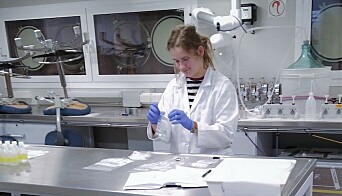 Kristine Cerbule prosesserer vannprøver på laboratoriet om bord FF Kronprins Haakon seint på natten. (Foto: Angelika Renner) Kristine Cerbule prosesserer vannprøver på laboratoriet om bord FF Kronprins Haakon seint på natten. (Foto: Angelika Renner)