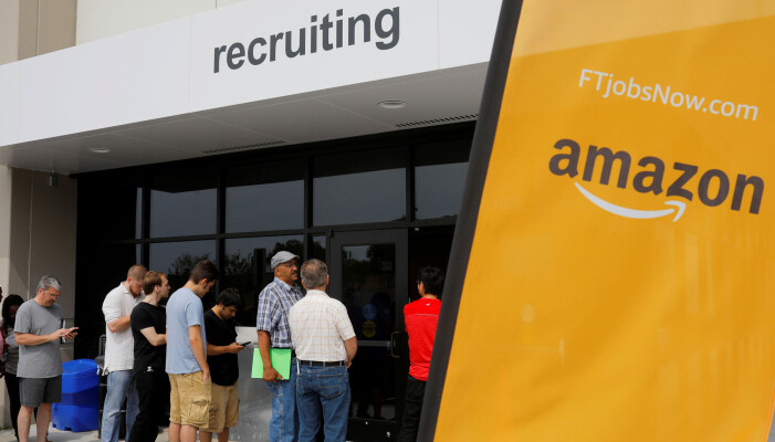 Jobbsøkere i kø for å jobbe for Amazon under «Amazon Jobs Day» i Massachusetts, USA, i 2017 Jobbsøkere i kø for å jobbe for Amazon under «Amazon Jobs Day» i Massachusetts, USA, i 2017