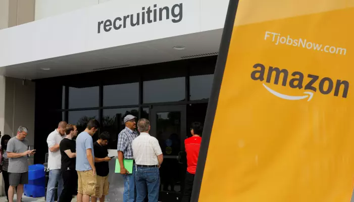 Jobbsøkere i kø for å jobbe for Amazon under «Amazon Jobs Day» i Massachusetts, USA, i 2017