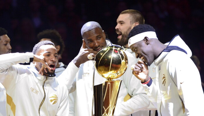 Basketspillere fra laget Toronto Raptors ser blide ut når de står rundt NBA-pokalen før den avgjørende kampen mot the Golden State Warriors. Basketspillere fra laget Toronto Raptors ser blide ut når de står rundt NBA-pokalen før den avgjørende kampen mot the Golden State Warriors.