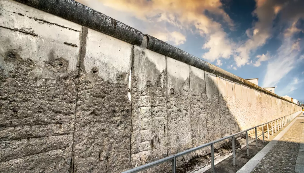 Berlinmuren, symbolet på skillet mellom øst og vest, blir revet i 1989 og Europa går gjennom store omveltninger. I Berlin, langs Bernauer Strasse, er deler av muren bevart.