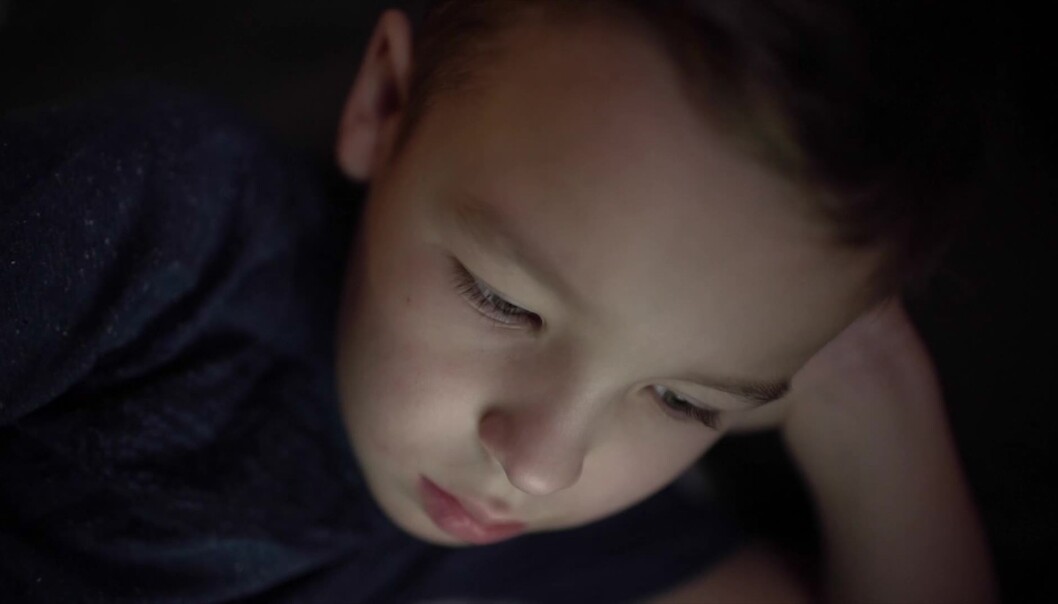 Små barn bør ikke se på skjerm mer enn en time hver dag, i helst ikke alene. Det mener Verdens helseorganisasjon. Små barn bør ikke se på skjerm mer enn en time hver dag, i helst ikke alene. Det mener Verdens helseorganisasjon.