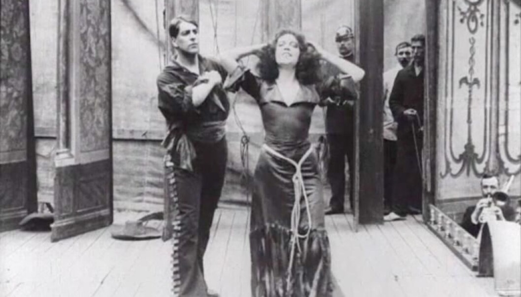 Det var dristige scener, til 1910 å være, i det erotiske dramaet «Afgrunden» med Asta Nilsen i hovedrollen. Det var dristige scener, til 1910 å være, i det erotiske dramaet «Afgrunden» med Asta Nilsen i hovedrollen.