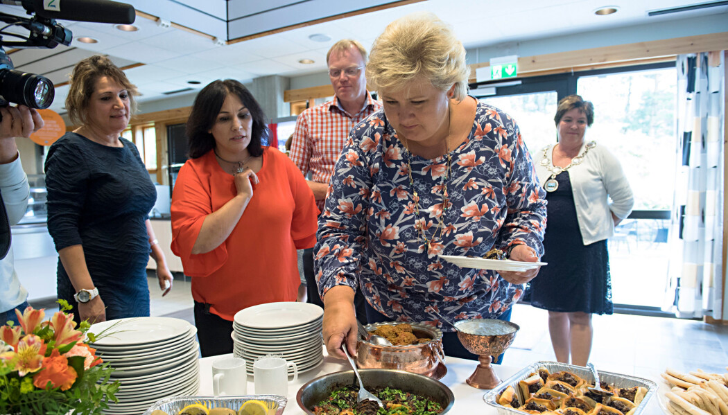 Dette bildet fra 2017 illustrerer arbeidsrettet integrering. Det er tatt i Fjell kommune som prioriterer integrering av flyktninger. I kantinen på rådhuset har de praksisplasser for flyktninger. Her serverer Shahnaz Fadaie (tv) og Paruin Joma internasjonal mat til statsminister Erna Solberg. Dette bildet fra 2017 illustrerer arbeidsrettet integrering. Det er tatt i Fjell kommune som prioriterer integrering av flyktninger. I kantinen på rådhuset har de praksisplasser for flyktninger. Her serverer Shahnaz Fadaie (tv) og Paruin Joma internasjonal mat til statsminister Erna Solberg.