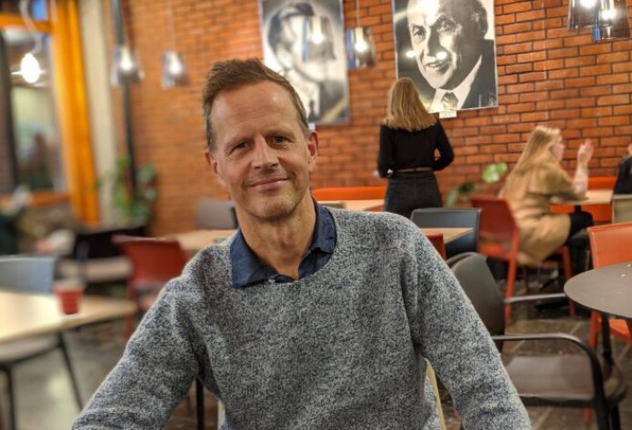 Halvor Mehlum tar gjerne en kaffe i kaffebaren Trygve med de to Nobelprsivinnerne i økonomi voktende over lokalet på veggen. Halvor Mehlum tar gjerne en kaffe i kaffebaren Trygve med de to Nobelprsivinnerne i økonomi voktende over lokalet på veggen.