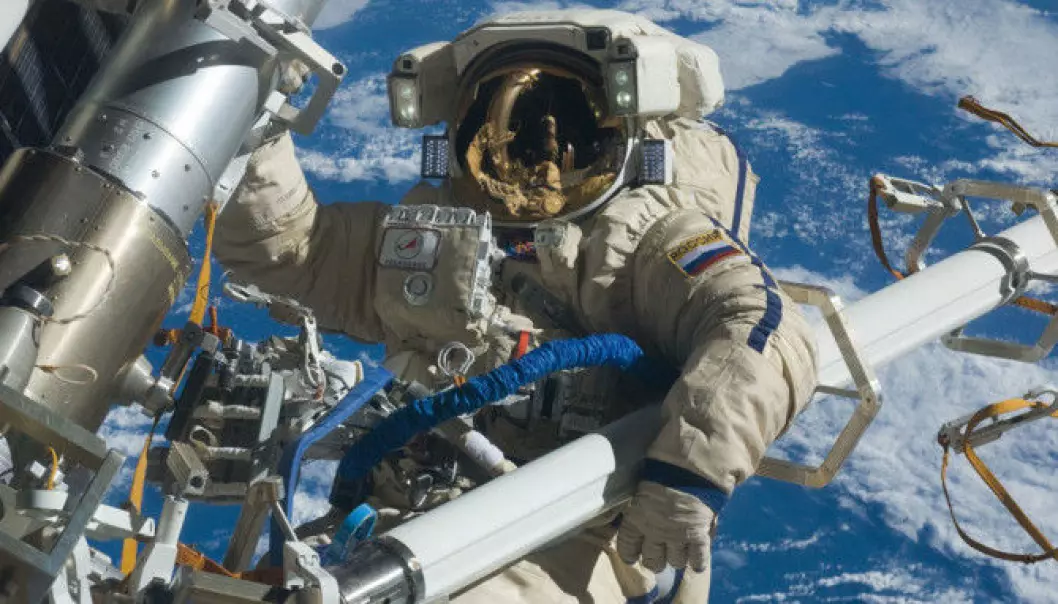 Her jobber kosmonauten Anton Sjkaplerov på utsiden av romstasjonen i 2012.