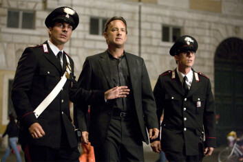 Professor Robert Langdon spilles av Tom Hanks i filmen Engler og demoner. Langdon må bedrive intens kodeknekking i høy hastighet for å unngå at antimaterie-bomben eksploderer... (Foto: Sony Pictures) Professor Robert Langdon spilles av Tom Hanks i filmen Engler og demoner. Langdon må bedrive intens kodeknekking i høy hastighet for å unngå at antimaterie-bomben eksploderer... (Foto: Sony Pictures)