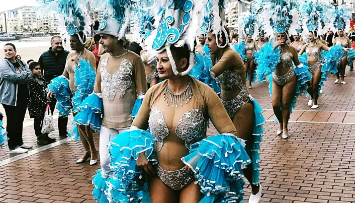 Det kjente karnevalet i Las Palmas på Gran Canaria i februar og mars hvert år er en feiring av humor og frodighet. De fleste kanariere har røtter i den opprinnelige urbefolkningen på øyene.