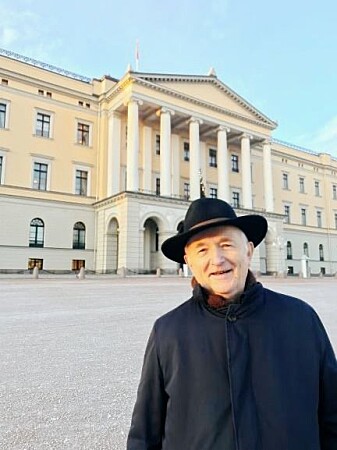 Historieprofessor Torgrim Titlestad etter at han i går var hos Kong Harald og endelig fikk overrakt Flatøybok til den norske kongen – 600 år etter at en annen norsk konge skulle ha fått den. Historieprofessor Torgrim Titlestad etter at han i går var hos Kong Harald og endelig fikk overrakt Flatøybok til den norske kongen – 600 år etter at en annen norsk konge skulle ha fått den.