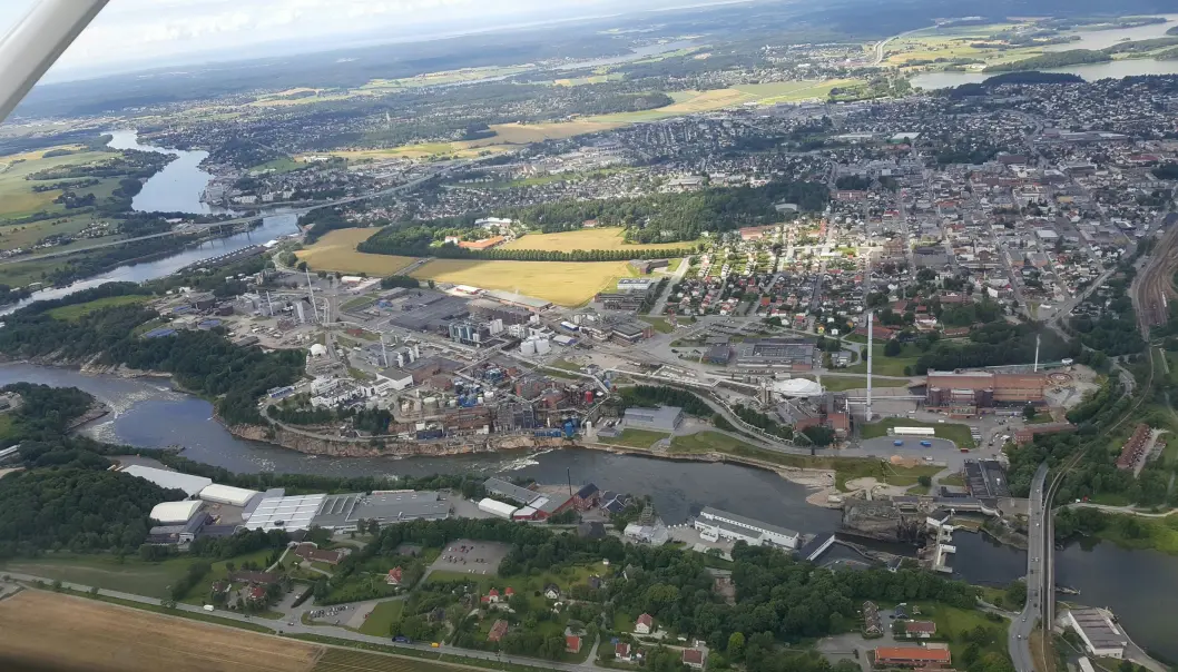 Borregaards bioraffineri i Sarpsborg er en kjede av 20 fabrikker som utvinner ulike stoffer fra tømmeret. Borregaards bioraffineri i Sarpsborg er en kjede av 20 fabrikker som utvinner ulike stoffer fra tømmeret.