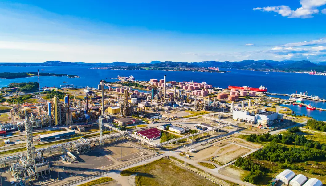 Oljeraffineriet på Mongstad er Norges største og produserer blant annet bensin, dieselolje, jetdrivstoff og lette petroleumsprodukter.