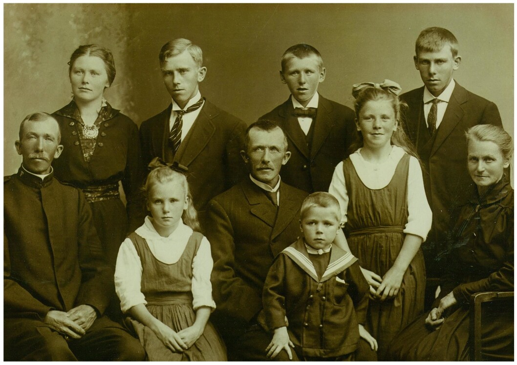 Dette familieportrettet av min farfars familie la jeg ut på Facebookgruppa Gamle Steinberg skole. Bildet har hengt på veggen i årevis. Min bestefar Nils Kristiansen (nr to fra venstre i øverste rekke) var lærer på Steinberg skole, og tanter, onkler og oldeforeldre kjenner jeg godt til. Men hvem er egentlig mannen i uniform helt til venstre i bildet? Nå vet jeg hva han heter, hvor han bodde og ikke minst at familien har rommet en Frelsesarmesoldat - takket være historieinteresserte Facebookvenner. (Foto: privat) Dette familieportrettet av min farfars familie la jeg ut på Facebookgruppa Gamle Steinberg skole. Bildet har hengt på veggen i årevis. Min bestefar Nils Kristiansen (nr to fra venstre i øverste rekke) var lærer på Steinberg skole, og tanter, onkler og oldeforeldre kjenner jeg godt til. Men hvem er egentlig mannen i uniform helt til venstre i bildet? Nå vet jeg hva han heter, hvor han bodde og ikke minst at familien har rommet en Frelsesarmesoldat - takket være historieinteresserte Facebookvenner. (Foto: privat)