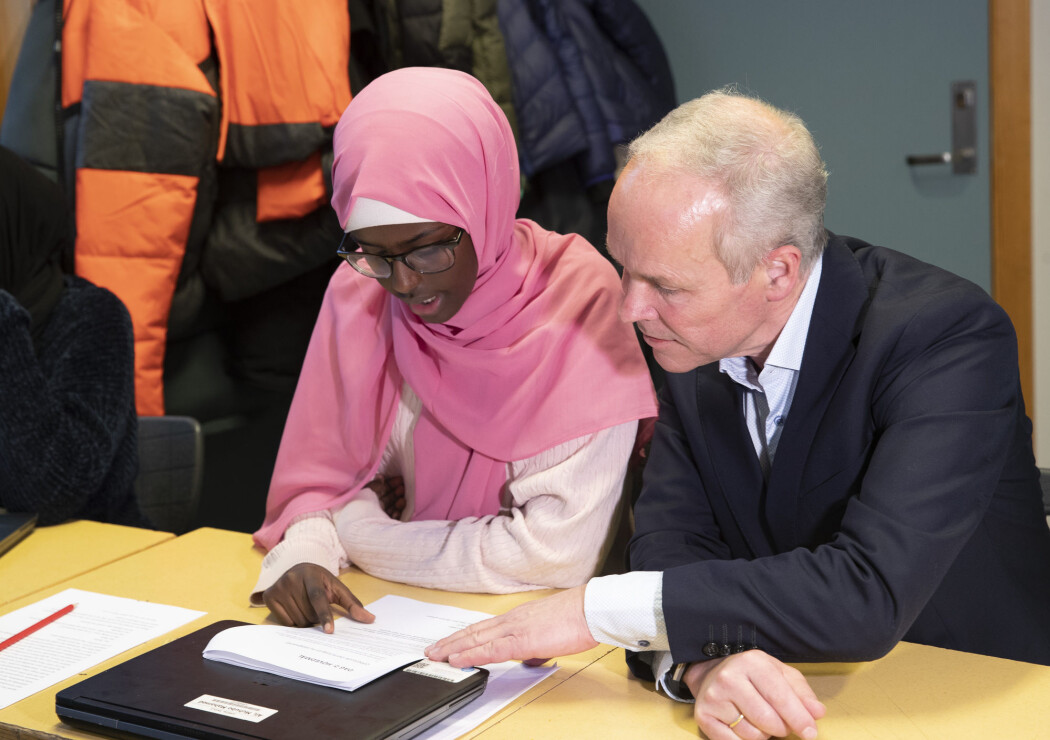 Kunnskaps- og integreringsminister Jan Tore Sanner (H) la tirsdag fram den siste PISA-undersøkelsen på Jordal skole i Oslo. Her sammen med en av 9.-klassingene ved skolen. Kunnskaps- og integreringsminister Jan Tore Sanner (H) la tirsdag fram den siste PISA-undersøkelsen på Jordal skole i Oslo. Her sammen med en av 9.-klassingene ved skolen.