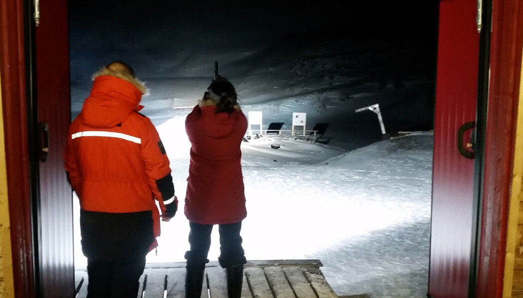 Forskerne måtte på Longyearbyen skytebane for å oppfriske våpenkunnskapene sine. Her testes signalpistol. Forskerne måtte på Longyearbyen skytebane for å oppfriske våpenkunnskapene sine. Her testes signalpistol.