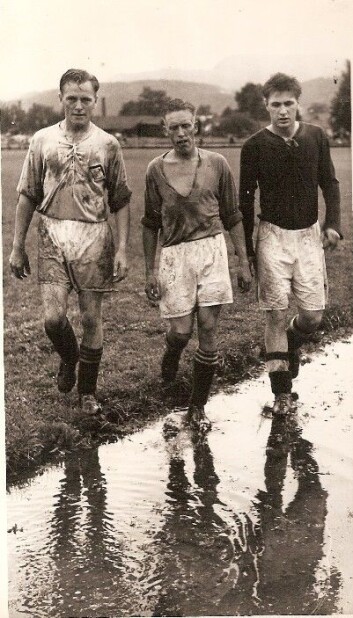 Vi tror det er 1952 og at spillerne går av banen etter et nabooppgjør mellom store Mjøndalen IF og mindre Steinberg. I følge ganske sikre kilder vant Steinberg 1-0, og ingen i Mjøndalen har snakka om denne kampen siden. Spillerne er fra venstre: Sigmund Kristiansen (som er redaktørens far) og Birger Nilsen, begge fra Steinberg. Egil Aulie fra taperlaget MIF til høyre. (Foto: privat) Vi tror det er 1952 og at spillerne går av banen etter et nabooppgjør mellom store Mjøndalen IF og mindre Steinberg. I følge ganske sikre kilder vant Steinberg 1-0, og ingen i Mjøndalen har snakka om denne kampen siden. Spillerne er fra venstre: Sigmund Kristiansen (som er redaktørens far) og Birger Nilsen, begge fra Steinberg. Egil Aulie fra taperlaget MIF til høyre. (Foto: privat)