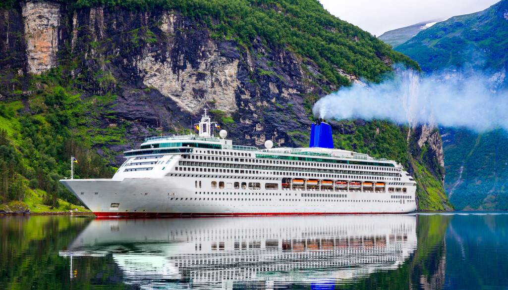 I fjor ble det vedtatt at cruiseskip og ferjer skal seile utslippsfritt i de norske verdensarvfjordene innen 2026. Initiativet kom fra bransjen selv. I fjor ble det vedtatt at cruiseskip og ferjer skal seile utslippsfritt i de norske verdensarvfjordene innen 2026. Initiativet kom fra bransjen selv.