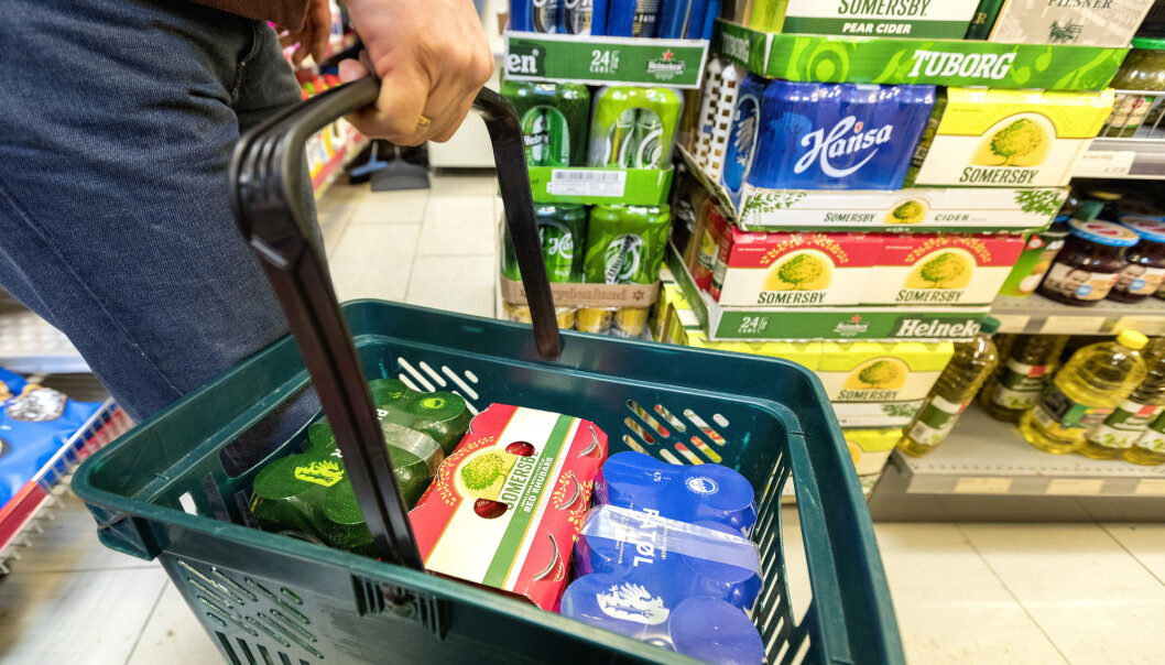 Menn drikker mer enn kvinner, viser Folkehelseinstituttets alkoholtall for 2019. Menn drikker mer enn kvinner, viser Folkehelseinstituttets alkoholtall for 2019.