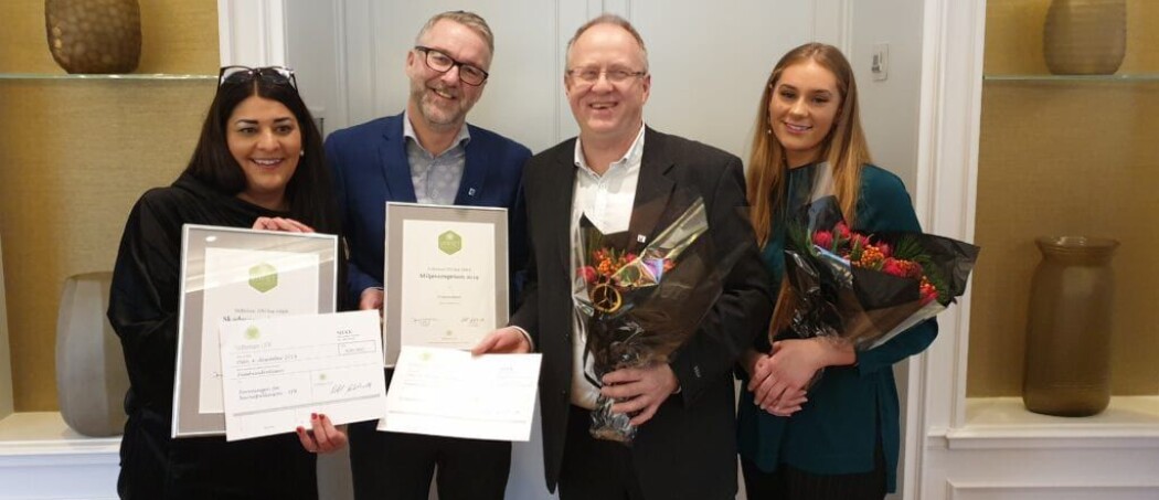Prisen ble mottatt av direktør i Framsenteret AS, Frode Kjersem (til høyre i midten) og formidlingskoordinator i Framsenteret, Helge M. Markusson. De to er flankert av vinnerne av Skadevernprisen, som gikk til Foreningen for palliasjon. Natasha Pedersen (t.v) og Isabell Pedersen. Prisen ble mottatt av direktør i Framsenteret AS, Frode Kjersem (til høyre i midten) og formidlingskoordinator i Framsenteret, Helge M. Markusson. De to er flankert av vinnerne av Skadevernprisen, som gikk til Foreningen for palliasjon. Natasha Pedersen (t.v) og Isabell Pedersen.
