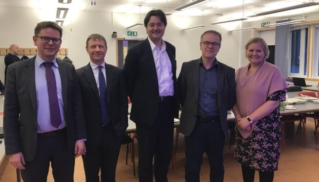 En delegasjon fra UD besøkte nylig UiT. De ønsket innspill til forhandlinger om tillegg i FNs havrettskonvensjon. F.v. Øyvind Hernes, Kjell Kristian Egge, og statssekretær Jens Følich Holte (alle fra UD), Tore Henriksen og Ingvild Jakobsen (begge fra NCLOS, UiT). En delegasjon fra UD besøkte nylig UiT. De ønsket innspill til forhandlinger om tillegg i FNs havrettskonvensjon. F.v. Øyvind Hernes, Kjell Kristian Egge, og statssekretær Jens Følich Holte (alle fra UD), Tore Henriksen og Ingvild Jakobsen (begge fra NCLOS, UiT).