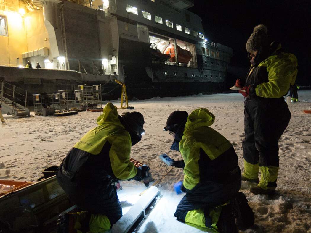Arbeidet på isen har startet. Iskjerner analyseres på stedet på 82 grader nord og 28 grader øst. Mer enn 3000 meter dypt arktisk vann under isen. Arbeidet på isen har startet. Iskjerner analyseres på stedet på 82 grader nord og 28 grader øst. Mer enn 3000 meter dypt arktisk vann under isen.