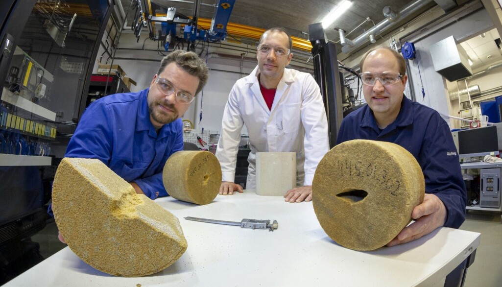 Disse forskerne kan nå finne smertegrensa for et oljereservoar som produserer sand og som dermed kan kollapse. Fra venste: Dawid Szewczyk, Andreas Berntsen og Lars Erik Walle. Disse forskerne kan nå finne smertegrensa for et oljereservoar som produserer sand og som dermed kan kollapse. Fra venste: Dawid Szewczyk, Andreas Berntsen og Lars Erik Walle.