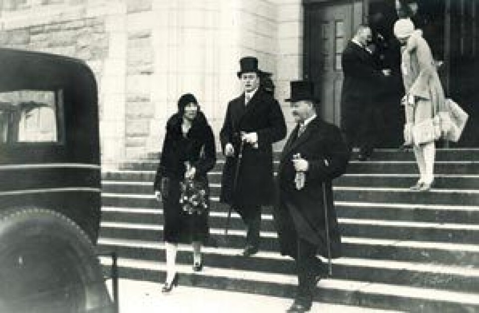 Kronprinsesse Märtha, kronprins Olav og rektor O. Heggstad (rektor 1929–1933 og 1942–1945) foran Hovedbygningen, sannsynligvis i forbindelse med åpningen av Studentersamfundets nye hus høsten 1929. (Foto: Prospektkort utlånt av Ingvar Elgesem, Volda)