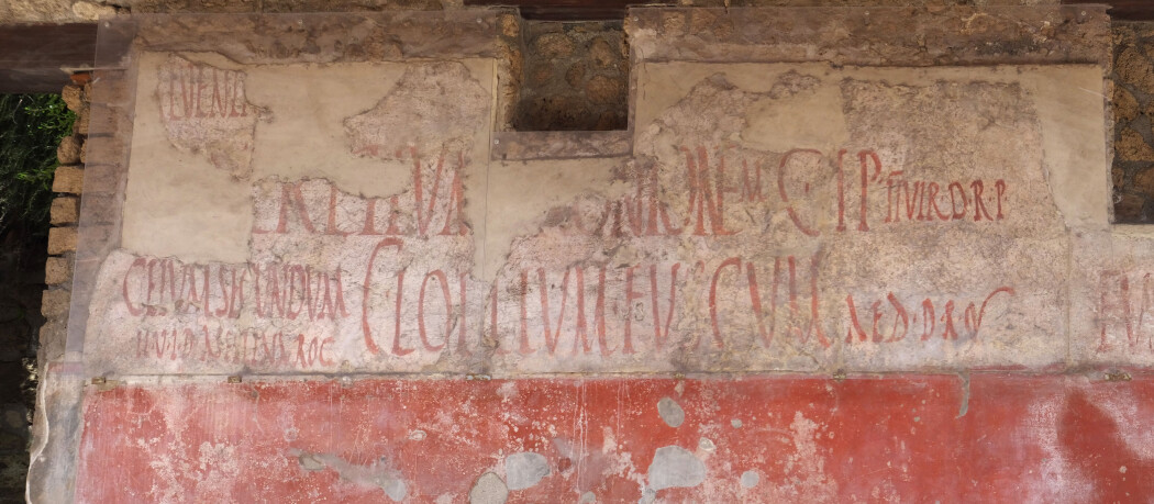 Et nedtagget hus i den romerske byen Pompeii. Etter et vulkanutbrudd ble byen begravet i aske, og gir oss et innblikk i datidens gateverden. Et nedtagget hus i den romerske byen Pompeii. Etter et vulkanutbrudd ble byen begravet i aske, og gir oss et innblikk i datidens gateverden.
