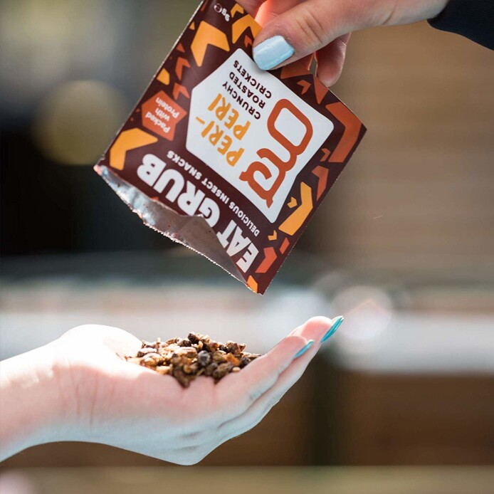 En håndfull med BBQ-ristede gresshopper. Den britiske matkjeden Sainsbury’s begynte å selge disse for ett år siden. Siden har kjeder som franske Carrefour og tyske Lidl fulgt etter. Matanalytikere tipper at «æsj-faktoren» ved insektmat vil falle betraktelig, i takt med at det blir mer vanlig å spise den. Mye protein, lite kalorier og klimavennlig kan vise seg å bli en vinneroppskrift. En håndfull med BBQ-ristede gresshopper. Den britiske matkjeden Sainsbury’s begynte å selge disse for ett år siden. Siden har kjeder som franske Carrefour og tyske Lidl fulgt etter. Matanalytikere tipper at «æsj-faktoren» ved insektmat vil falle betraktelig, i takt med at det blir mer vanlig å spise den. Mye protein, lite kalorier og klimavennlig kan vise seg å bli en vinneroppskrift.