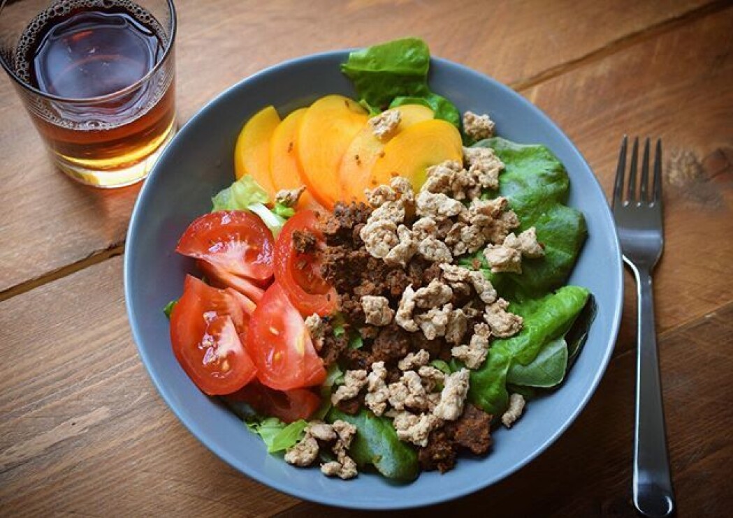 Stadig flere mennesker i verden blir opptatt av å spise både sunt, etisk og klimariktig. Da passer gresshopper godt. Her som middagsrett med salat til Stadig flere mennesker i verden blir opptatt av å spise både sunt, etisk og klimariktig. Da passer gresshopper godt. Her som middagsrett med salat til