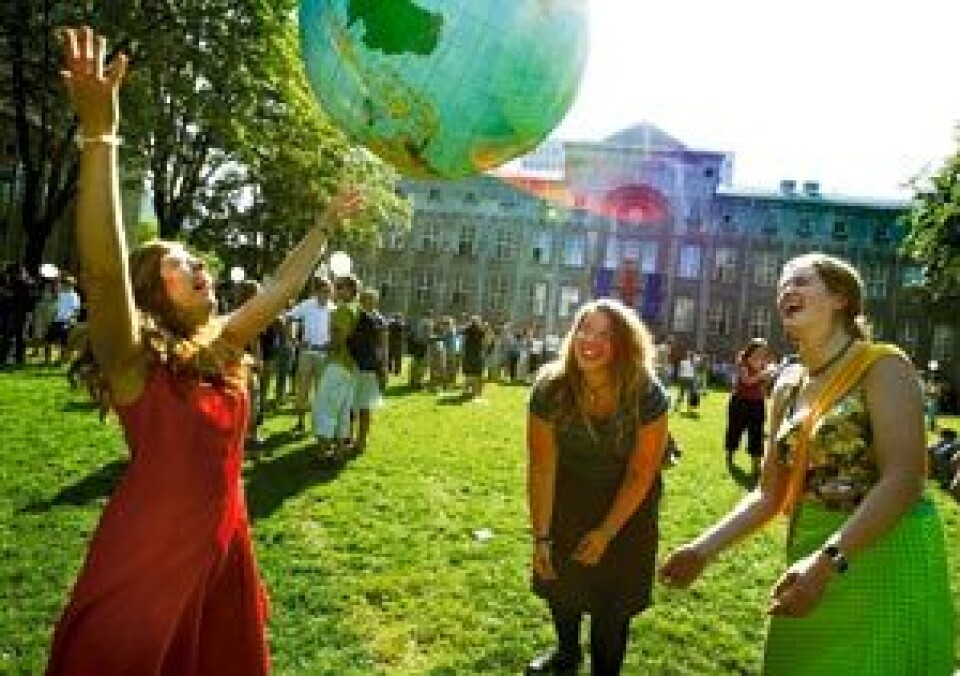 Annet hvert år samles rundt 450 studenter fra hele verden for å delta på ISFiT, Den internasjonale studentfestivalen i Trondheim. ISFiT ble første gang arrangert i 1990 og er verdens største studentfestival med et overordnet tema. Temaene har alltid vært relatert til sosiale og politiske problemstillinger med internasjonal viktighet. (Foto: Rune Petter Ness/NTNU Info)