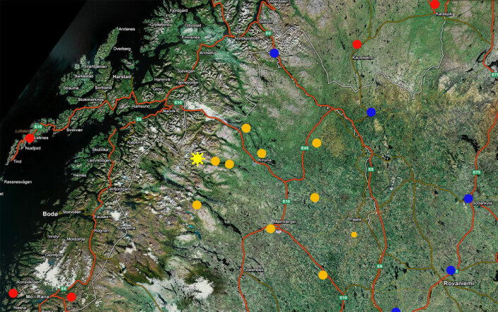 Kebnekaise-området med lokale seismiske stasjoner. Norske, svenske og finske stasjoner er markert med henholdsvis rødt, gult og blått. Krasjstedet er også markert og ligger kun 24 km fra den nærmeste seismiske stasjonen.