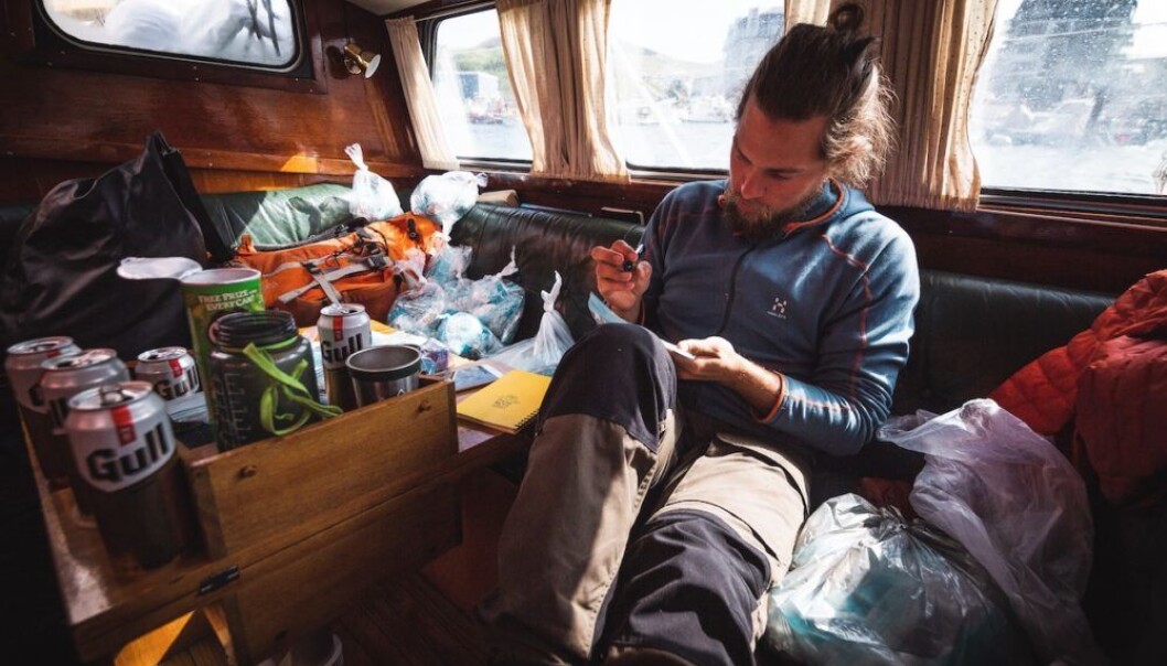 Jacob Berg Lofthus brukte to og en halv måned ombord i Ægir Expeditions seilbåt Sofie. Han jobbet som kokk, men hadde muligheten til å ta prøver for mikroplastprosjektet. Jacob Berg Lofthus brukte to og en halv måned ombord i Ægir Expeditions seilbåt Sofie. Han jobbet som kokk, men hadde muligheten til å ta prøver for mikroplastprosjektet.
