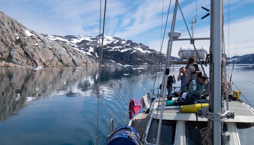 Det er ikke enkelt å finne sandstrender langs kysten av Grønland. Men det er et skikkelig vakkert sted å lete etter dem. Det er ikke enkelt å finne sandstrender langs kysten av Grønland. Men det er et skikkelig vakkert sted å lete etter dem.