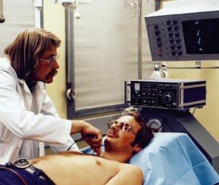Trondheimsmiljøet var tidlig ute med forskning på ultralyd. Her undersøker stipendiat Knut Matre en student med en prototyp av PEDOF (Pulsed Echo Doppler Frequency) – et apparat for måling av blodstrømmer. Året er 1976. Tre år senere kom PEDOF på markedet, produsert av Vingmed AS. (Foto: Utlånt av Bjørn Angelsen) Trondheimsmiljøet var tidlig ute med forskning på ultralyd. Her undersøker stipendiat Knut Matre en student med en prototyp av PEDOF (Pulsed Echo Doppler Frequency) – et apparat for måling av blodstrømmer. Året er 1976. Tre år senere kom PEDOF på markedet, produsert av Vingmed AS. (Foto: Utlånt av Bjørn Angelsen)