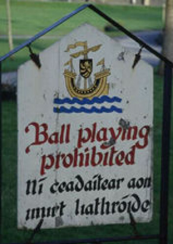 "Stadig sjeldnere syn. Et skilt i Irland forteller både på engelsk og gælisk at det ikke er lov til å spille ball på plenen."
