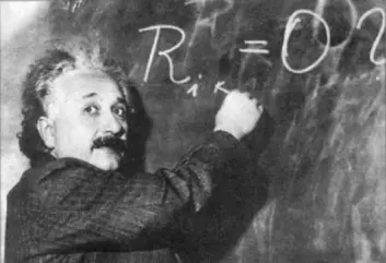 "Albert Einstein ble et ikon. 50 år etter sin død er navnet hans kjent over hele kloden, og man kan stadig se postere og bilder av mannen. Ansiktet og navnet gir en umiddelbar betydning. Time Magazine kåret i 1999 Einstein til 'Århundrets person'. Kan Einevold og Grøn forklare deg det viktigste i Einsteins relativitetsteori?"
