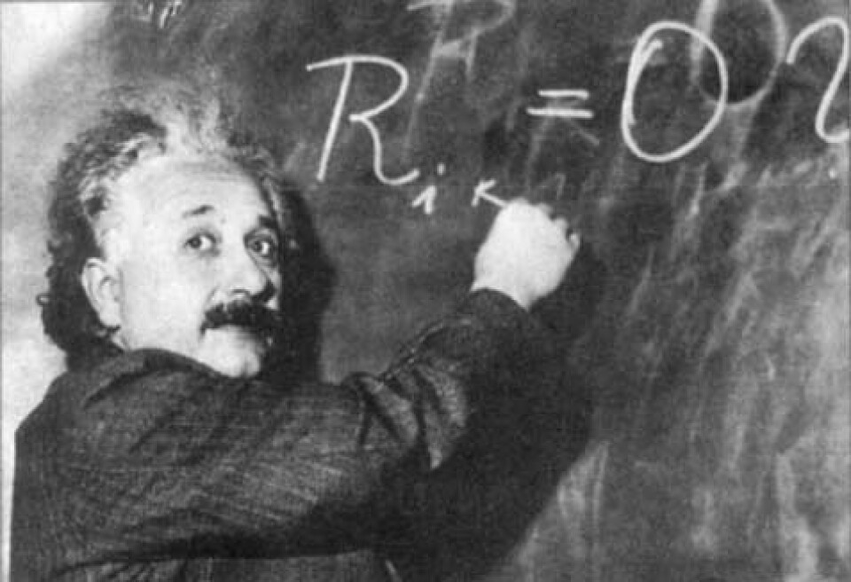 'Albert Einstein ble et ikon. 50 år etter sin død er navnet hans kjent over hele kloden, og man kan stadig se postere og bilder av mannen. Ansiktet og navnet gir en umiddelbar betydning. Time Magazine kåret i 1999 Einstein til 'Århundrets person'. Kan Einevold og Grøn forklare deg det viktigste i Einsteins relativitetsteori?'