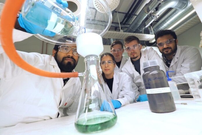 Fra laboratoriet: Postdoktor Sulalit Bandyopadhyay, utvekslingsstudent Andreas Stoffel fra IAESTE og RMIT University, Melbourne, og masterstudentene José Paulino Peris Sastre, Neshat Zahraie og Zeeshan Ali. Fra laboratoriet: Postdoktor Sulalit Bandyopadhyay, utvekslingsstudent Andreas Stoffel fra IAESTE og RMIT University, Melbourne, og masterstudentene José Paulino Peris Sastre, Neshat Zahraie og Zeeshan Ali.