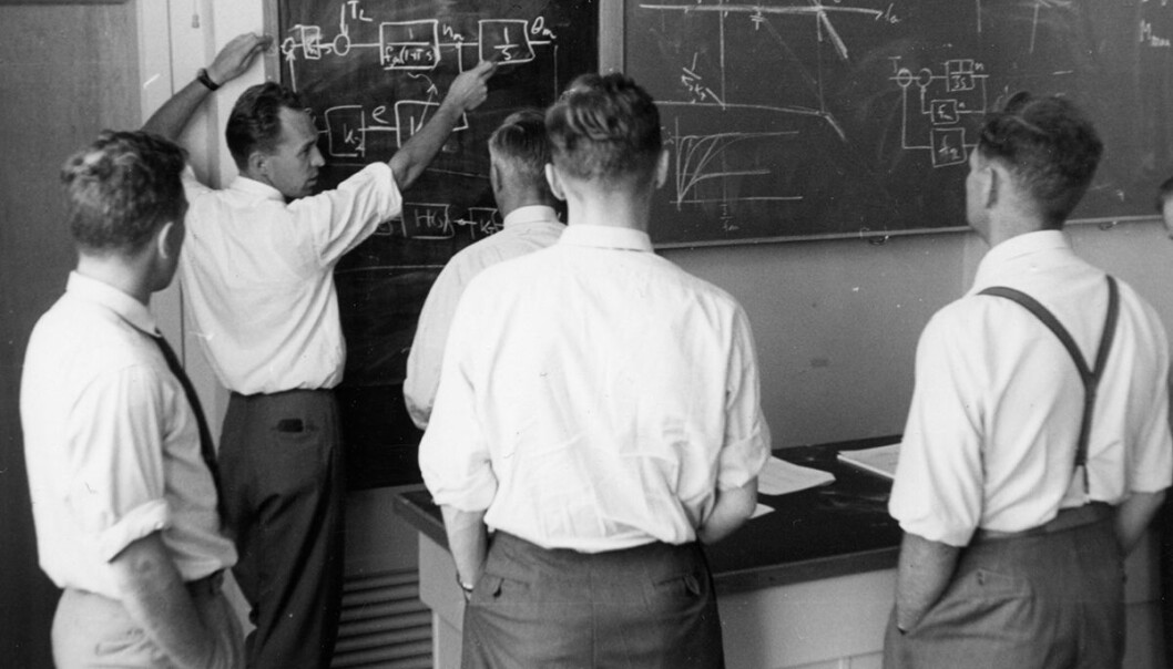 Dosent Jens G. Balchen med sine studenter i 1962. Dosent Jens G. Balchen med sine studenter i 1962.
