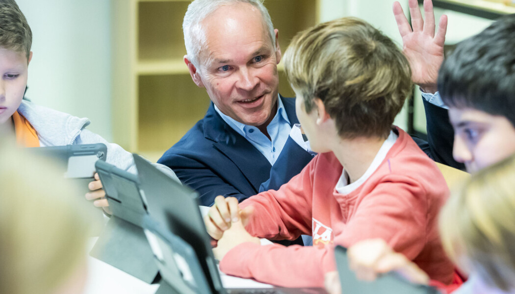 Hva er det som virker i norsk skole? Det vil byråkrater og politikere ha svar på. De bevilger derfor mye penger til utdanningsforskning. Men hvordan brukes den egentlig? Her snakker kunnskaps- og integreringsminister Jan Tore Sanner med 7. klasseelever etter fremleggelsen av nye læreplaner i skolen. Hva er det som virker i norsk skole? Det vil byråkrater og politikere ha svar på. De bevilger derfor mye penger til utdanningsforskning. Men hvordan brukes den egentlig? Her snakker kunnskaps- og integreringsminister Jan Tore Sanner med 7. klasseelever etter fremleggelsen av nye læreplaner i skolen.