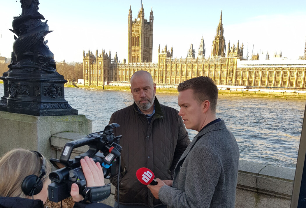 Journalistene Lise Rafaelsen (f.v.) og Jesper Nordahl Finsveen fra Dagbladet intervjuer Jan Erik Mustad dagen før valget i Storbritannia, med parlamentsbygningen i bakgrunnen. Journalistene Lise Rafaelsen (f.v.) og Jesper Nordahl Finsveen fra Dagbladet intervjuer Jan Erik Mustad dagen før valget i Storbritannia, med parlamentsbygningen i bakgrunnen.