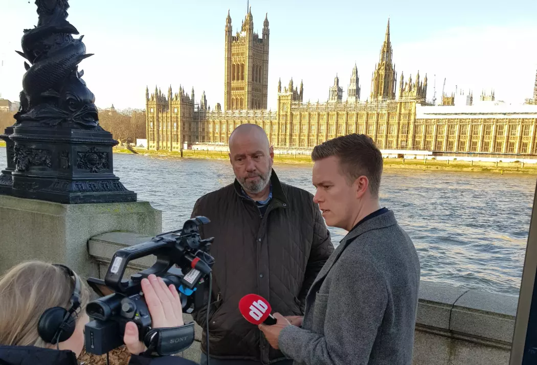 Journalistene Lise Rafaelsen (f.v.) og Jesper Nordahl Finsveen fra Dagbladet intervjuer Jan Erik Mustad dagen før valget i Storbritannia, med parlamentsbygningen i bakgrunnen.